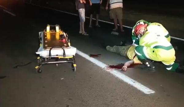 Sinop: Moto bate na traseira de caminh&atilde;o e deixa piloto gravemente ferido