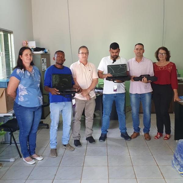 Nova Ubiratã: Autoridades Municipais realizam a entrega de notebook para professores da rede municipal