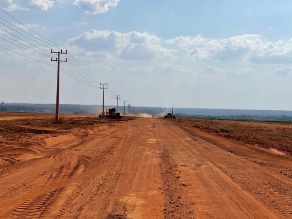 Nova Ubirat&atilde;: Secretaria de Obras realiza trabalho de patrolamento na rodovia MT 242