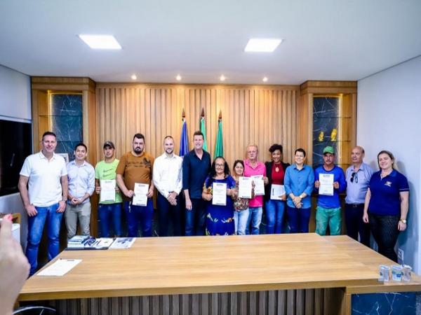 Sorriso: Fam&iacute;lias sorrisenses recebem documento que autoriza a escritura&ccedil;&atilde;o de seus im&oacute;veis