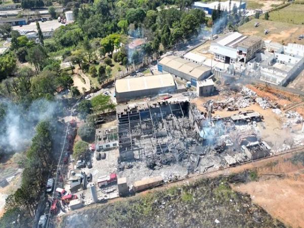 Explos&atilde;o em caldeira de empresa metal&uacute;rgica deixa dois mortos e n&uacute;meros de feridos pode passar de 50