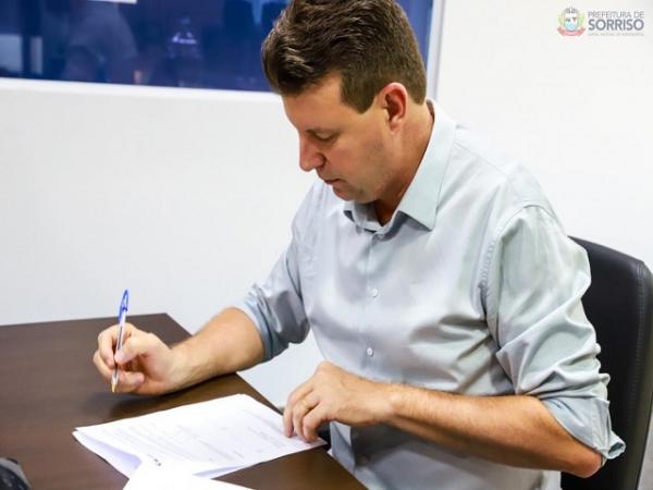 Sorriso: Prefeito assina relicita&ccedil;&atilde;o para constru&ccedil;&atilde;o da Feira do Produtor do M&aacute;rio Raiter; O projeto est&aacute; or&ccedil;ado em R$ 1,4 milh&atilde;o 