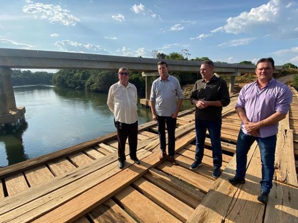 Sorriso: Ari Lafin e comitiva visitam obras na estrada do Pontal do Verde (MT-560), no percurso at&eacute; Tapurah
