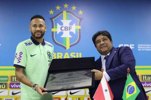 Neymar ganha placa da CBF ap&oacute;s superar marca de Pel&eacute; e afasta compara&ccedil;&otilde;es: "N&atilde;o sou o melhor"
