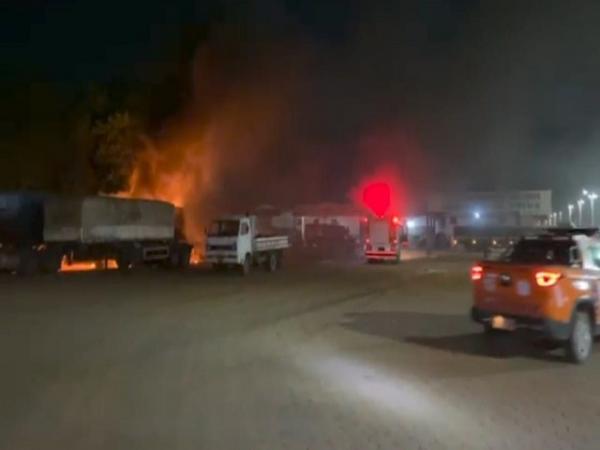 Sorriso: Ap&oacute;s 5 horas parada carreta pega fogo "sozinha" ao lado de caminh&atilde;o-tanque e inc&ecirc;ndio &eacute; controlado pelos Bombeiros