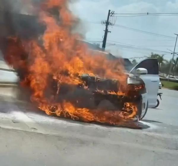 Lucas: Carro pega fogo no meio da BR-163