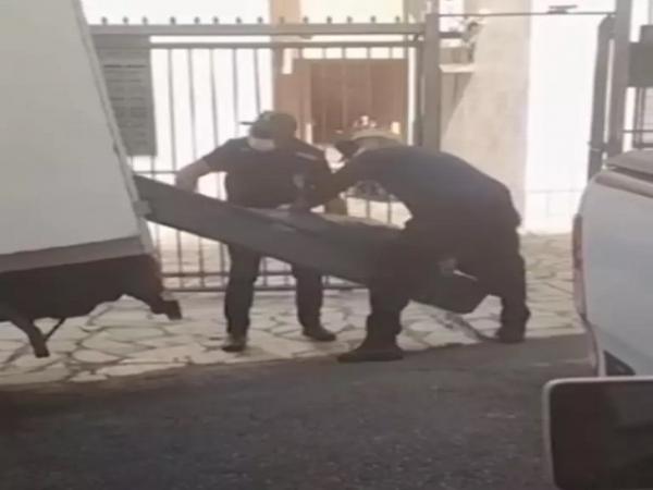 Corpo &eacute; encontrado dentro de geladeira em apartamento ap&oacute;s mulher receber ordem de despejo e tentar se matar