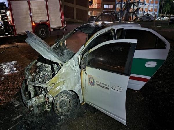 MT: Jovem &eacute; preso por incendiar carro da Prefeitura e carreta ap&oacute;s receber ordens da cadeia
