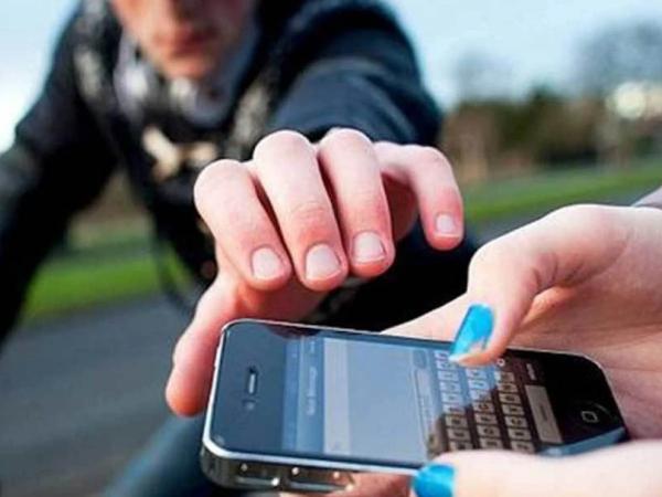 Sorriso: Bandido passa de moto e rouba Iphone 12 da m&atilde;o de jovem na Perimetral Sudoeste