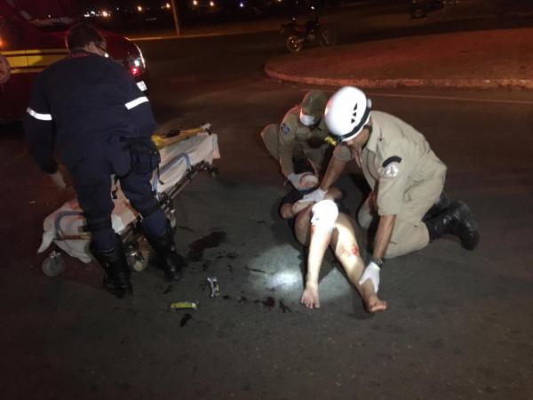 Duas pessoas ficam feridas em colisão entre motos na Avenida Blumenau