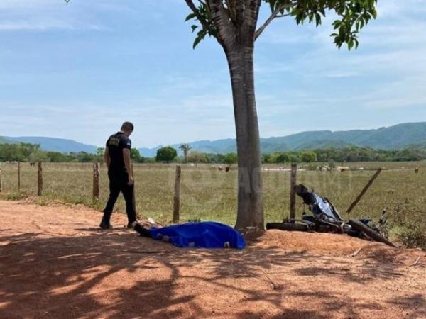 MT: Motociclista morre ap&oacute;s perder controle de moto e bater em &aacute;rvore enquanto ia comprar peixe