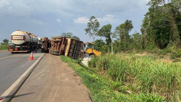 Sorriso: Carreta carregada de algod&atilde;o tomba na BR-163 ap&oacute;s motorista perder o controle
