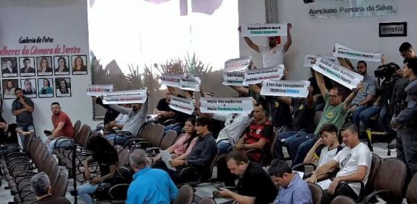 Sorriso: Durante sess&atilde;o, sorrisenses protestavam contra o aumento no n&uacute;mero de vereadores; "VERGONHOSO" dizia cartaz 