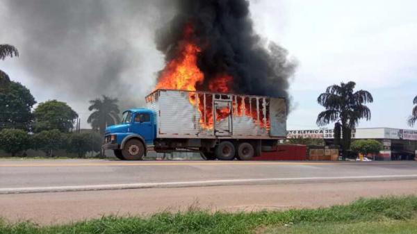 Lucas: Caminh&atilde;o pega fogo e fica parcialmente destru&iacute;do as margens da BR-163
