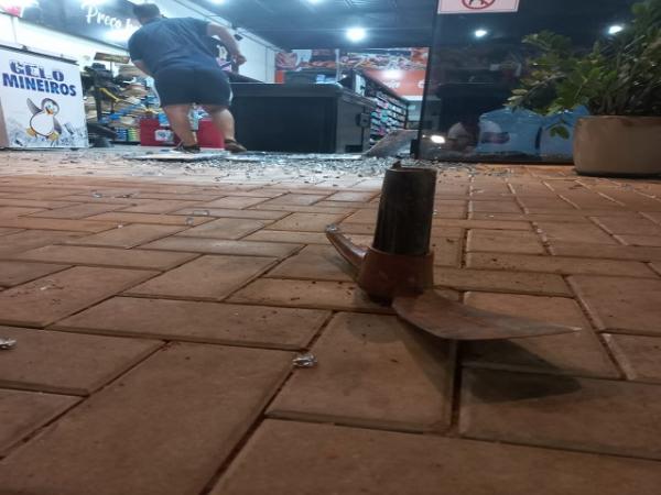 Sorriso: Ladr&otilde;es "estouram" porta de supermercado com picareta e furtam dinheiro, whisky e doces no Jd. Aurora