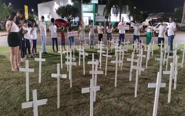 Sinop: Parentes e amigos de crian&ccedil;as mortas clamam por justi&ccedil;a em frente a UPA em protesto silencioso; O n&uacute;mero passa de 60 crian&ccedil;as mortas nos &uacute;ltimos 2 anos