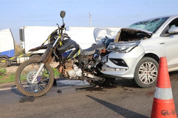 Nova Mutum: Homem morre em grave ap&oacute;s carro bater em traseira de moto e moto "afundar" dentro do ve&iacute;culo na BR-163