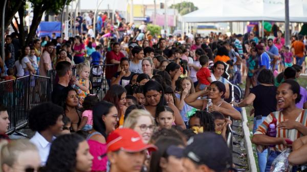 Vera: Centenas de pessoas se re&uacute;nem na Pra&ccedil;a 13 de Maio  para participar da festa das crian&ccedil;as