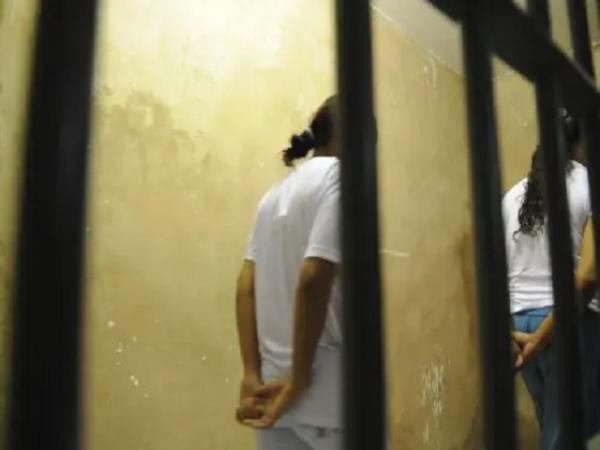 MT: 22 Mulheres foram presas no final de semana tentando entrar com drogas em cadeias; uma delas tinha 67 chips e uma sacola com &aacute;cido b&oacute;rico na vagina