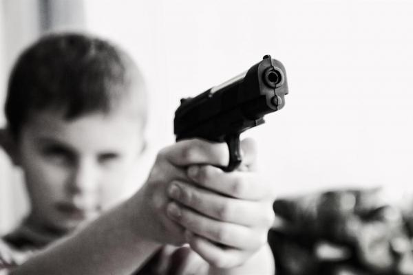 MT: Crian&ccedil;a, de 9 anos, envia foto segurando arma para amea&ccedil;ar coleguinha de sala ap&oacute;s sentir ci&uacute;mes de menina