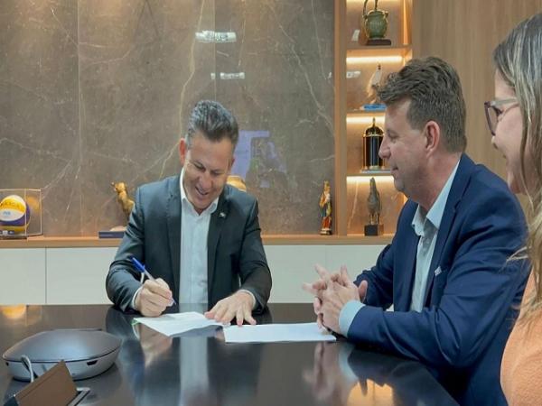 Sorriso: Ari Lafin e Mauro Mendes assinam conv&ecirc;nio para asfaltar 18 km da Linha Norte