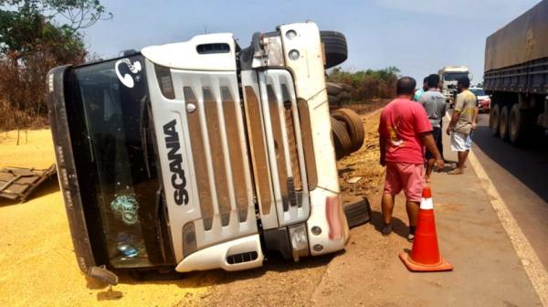 Acidente com duas carretas entre Sinop e Sorriso deixa 163 interditada