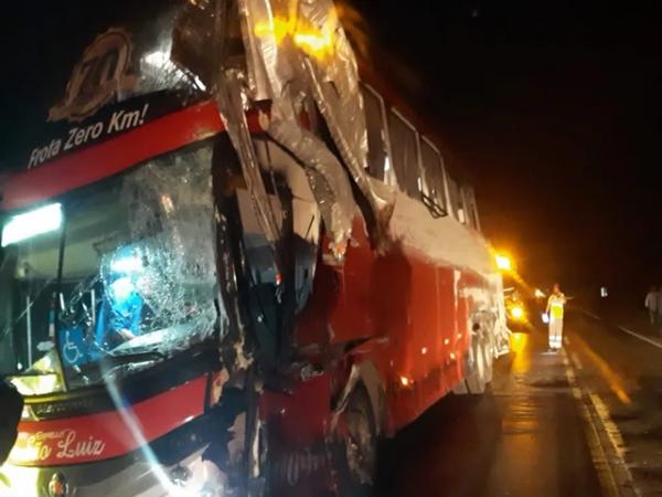 Nova Mutum: Passageiro morre em grave acidente envolvendo &ocirc;nibus lotado e caminh&atilde;o na BR-163; &Ocirc;nibus bateu em boi e motorista perdeu o controle