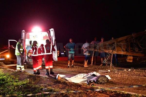 MT: Motociclista morre ap&oacute;s bater moto em caminh&atilde;o tombado em pista