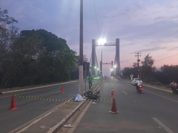 MT: Motociclista, sem CNH, morre ap&oacute;s bater moto contra poste em alta velocidade