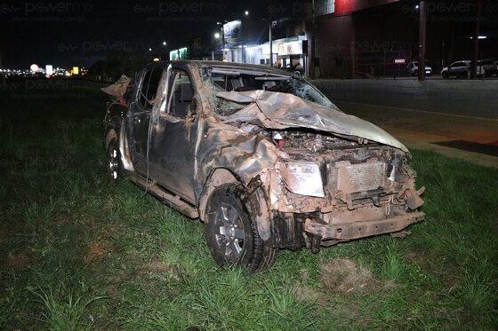 Morador de Sorriso perde o controle de carro e capota caminhonete na BR-163 em Nova Mutum