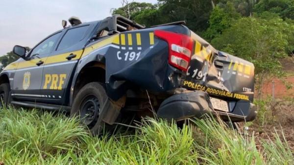 MT: Agente da PRF &eacute; arremessado por 15 metros ap&oacute;s caminh&atilde;o bater em viatura durante abordagem na BR-174 