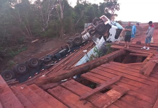 MT: Ponte de madeira cede com peso de carreta carregada e ve&iacute;culo despenca em rio na MT-140