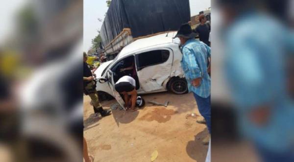 Cunhada do prefeito joga o carro em cima dele e de suposta amante