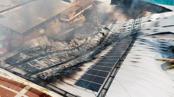 Sorriso: Barrac&atilde;o pega fogo e maquin&aacute;rio de fazenda &eacute; destru&iacute;do pelas chamas no Industrial