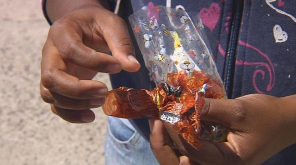 Mulher pega 33 anos de prisão por envenenar com bombons ex e filhos dela