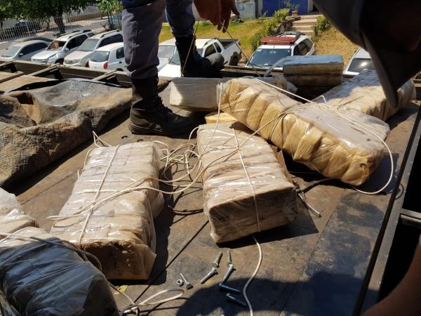 Motorista é preso com quase 200 kg de cocaína em fundo falso de caminhão
