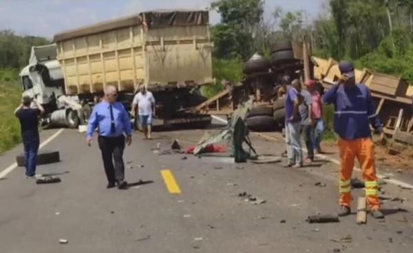 MT: Grave acidente deixa motorista morto e carretas destru&iacute;das na MT-070 