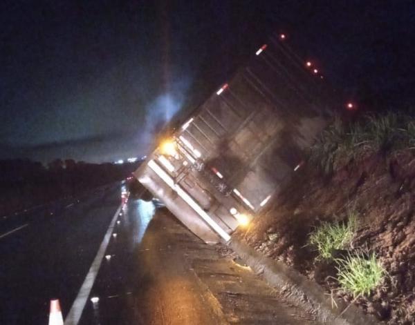 Sorriso: Acidente com caminh&atilde;o de boi deixa BR-163 interditada