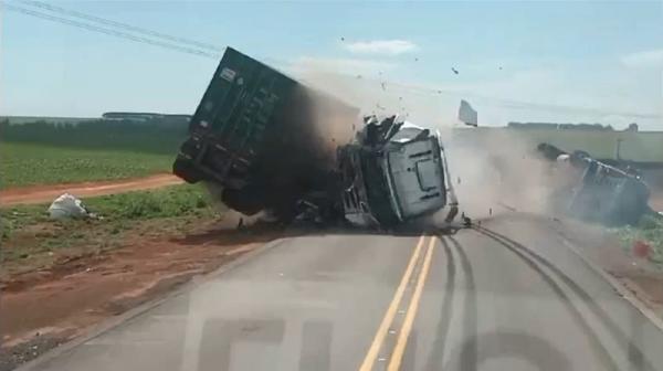 MT: Acidente entre carretas deixa caminhoneiros em estado grave na BR-364