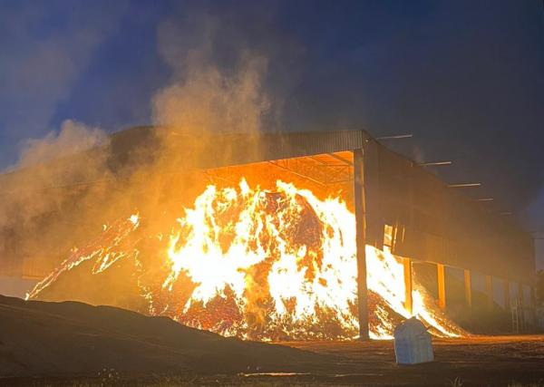 Sorriso: Bombeiros combatem inc&ecirc;ndio na Caramuru