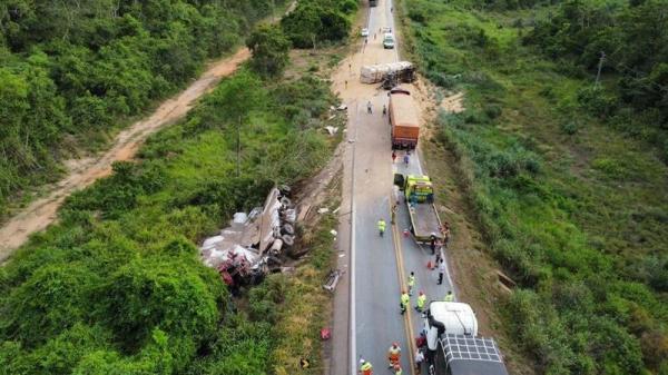 MT: Caminhoneiro morre em grave acidente entre carretas na BR-163