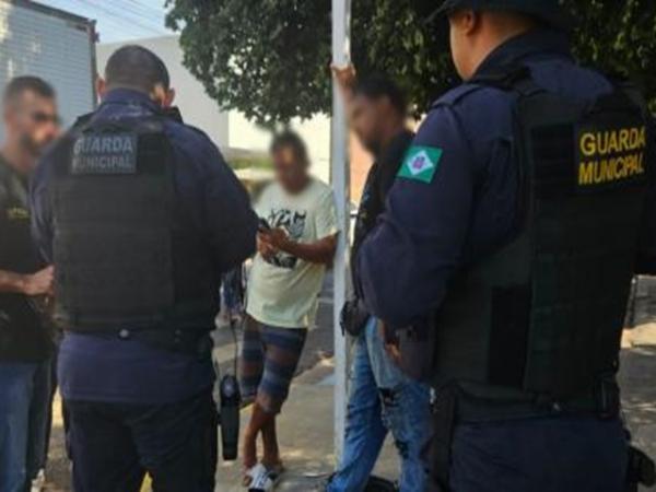 Sorriso: GCM e NIF abordam ambulantes que estavam abordando e coagindo pessoas colocarem "borracha" no carro na Av. Brescansin