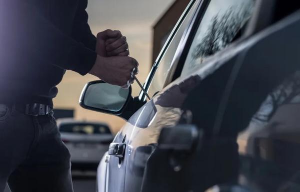 Sorriso: Bandidos arrombam carro e furtam celulares de fam&iacute;lia que estava em missa