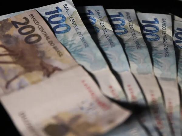 Com novo c&aacute;lculo, sal&aacute;rio m&iacute;nimo deve subir para R$ 1.412 em 2024; Menos que o previsto 