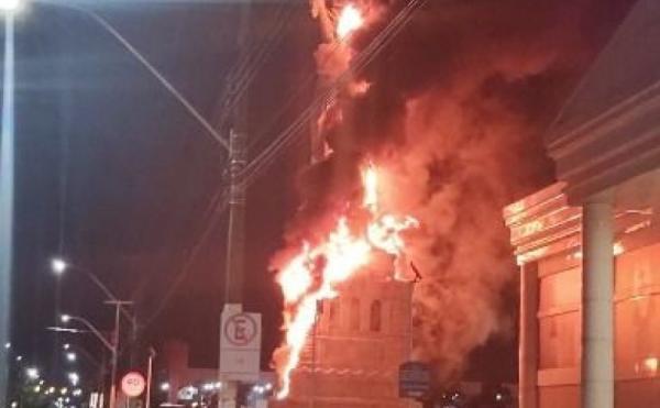 Bandidos colocam fogo em est&aacute;tua da Havan e empresa oferece recompensa de R$ 100 mil por informa&ccedil;&otilde;es