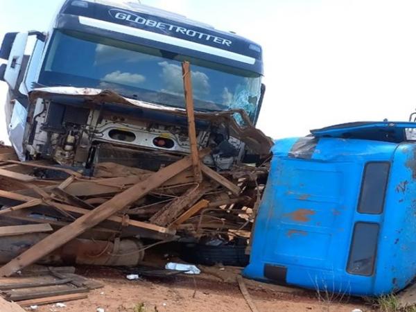 Ipiranga do Norte: Acidente entre caminh&atilde;o e carreta deixa dois motoristas feridos no trevo da MT-242