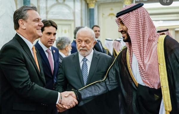 Aliados de Lula enxergam "alt&iacute;ssima trai&ccedil;&atilde;o" e pedem exonera&ccedil;&atilde;o de F&aacute;varo