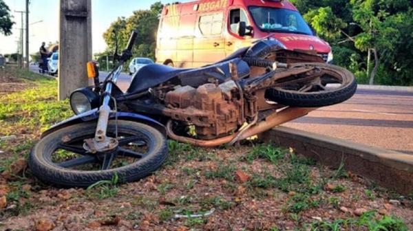 Sinop: Motociclista &eacute; socorrido em estado grave ap&oacute;s perder controle e bater em poste na BR-163