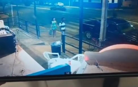 Sorriso: C&acirc;mera registra momento em que homem &eacute; baleado no M&aacute;rio Raiter; Por pouco mulher tamb&eacute;m n&atilde;o &eacute; atingida