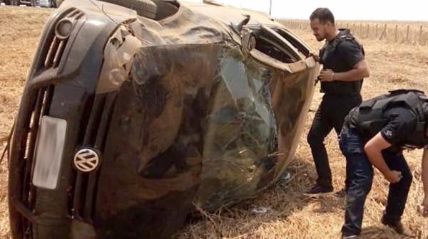 Bandidos são baleados e capotam carro durante troca de tiros com policiais civis